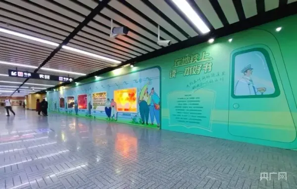 “書香上海”進(jìn)地鐵成為流動風(fēng)景線
